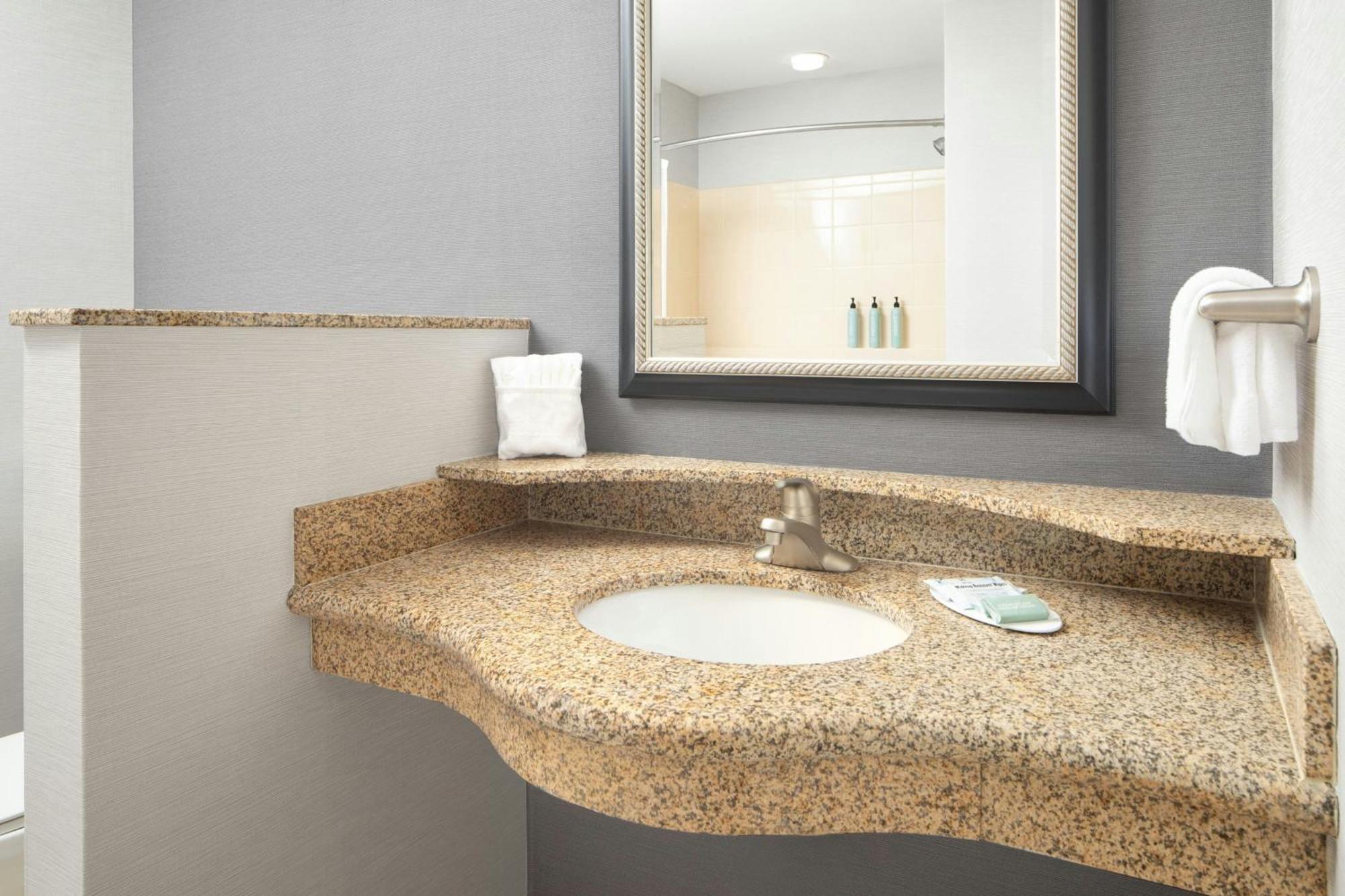 Courtyard By Marriott Knoxville Airport אלקואה מראה חיצוני תמונה